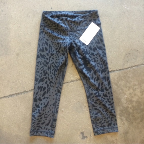 lululemon athletica Pants - Lululemon Wunder under crop II size: 6