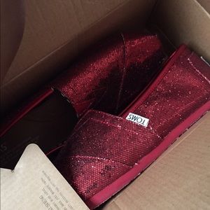 Red sparkly toms