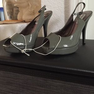 Grey pumps