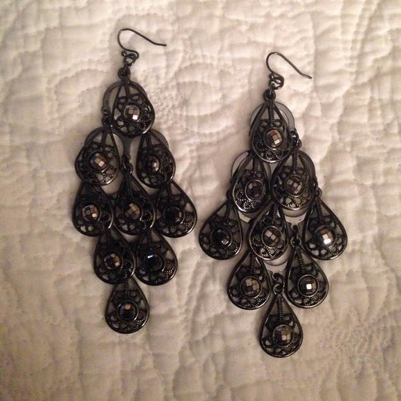 Black dangling earrings - Picture 1 of 3