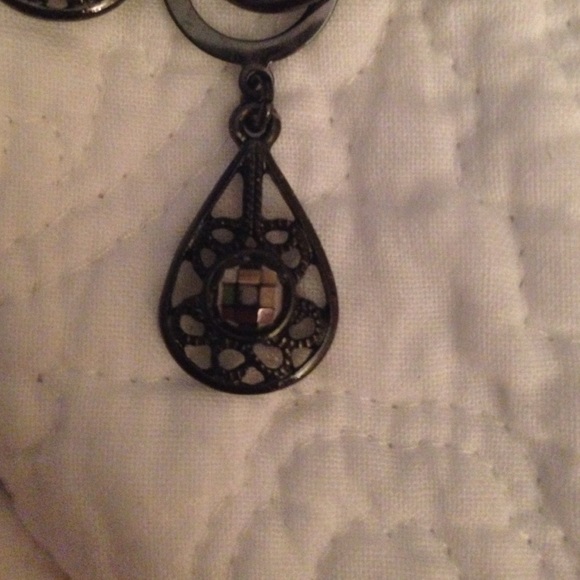 Black dangling earrings - Picture 2 of 3