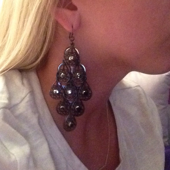 Black dangling earrings - Picture 3 of 3