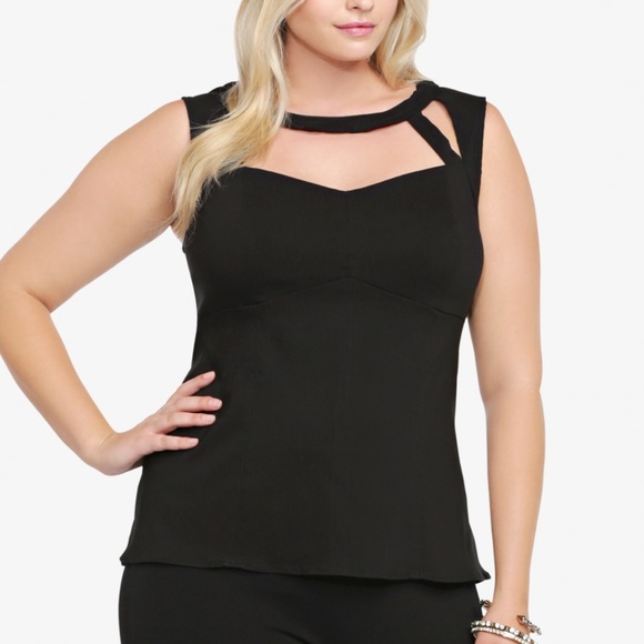 ♠️Sexy Cut-Out Top♠️