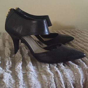 Ellen Tracy, black leather pumps