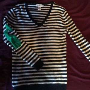 VINEYARD VINES sweater w/green WHALE ELBOW PATCHES