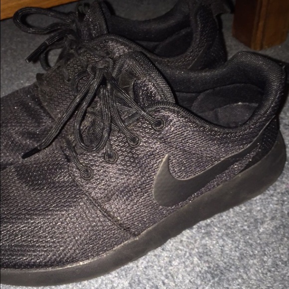 All black nike Roshe runs