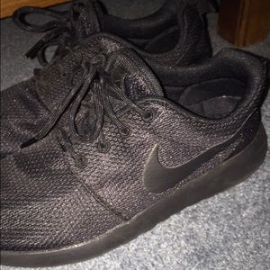 All black nike Roshe runs