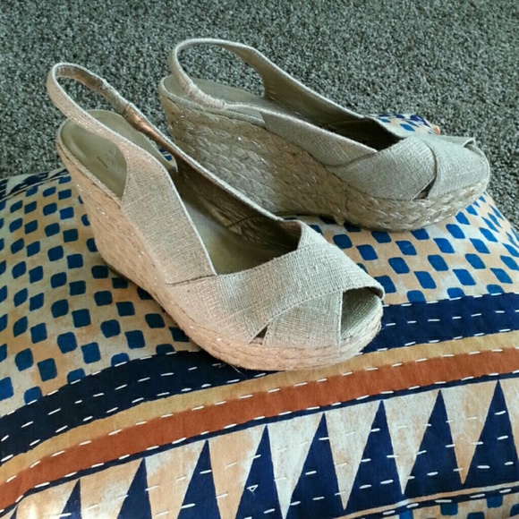 BKE Shoes - Tan BKE wedges