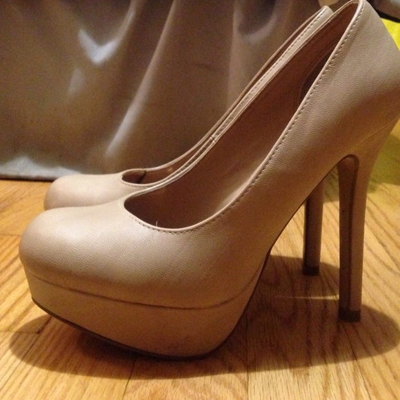 Nude pumps