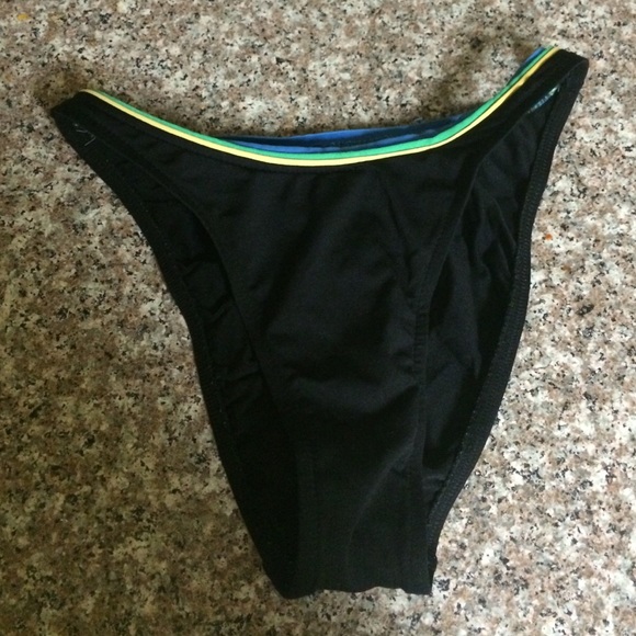 Triangular bikini bottom