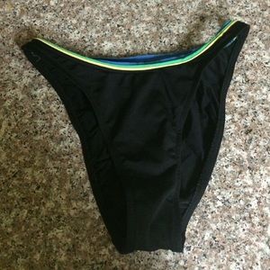 Triangular bikini bottom