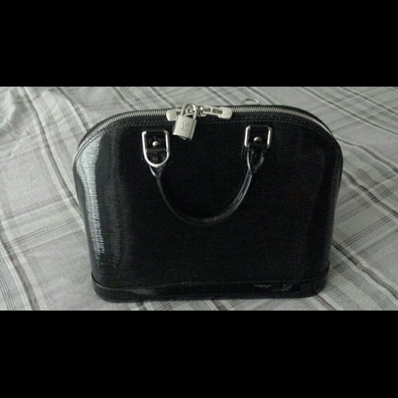 100% AUTHENTIC Louis Vuitton Alma PM in Epi black