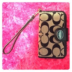 Coach iPhone & Wallet Wristlet