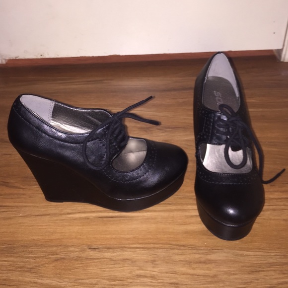 Black wedges