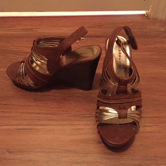 Nude and gold wedges