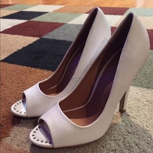 NIB white Shoedazzle open-toe pumps