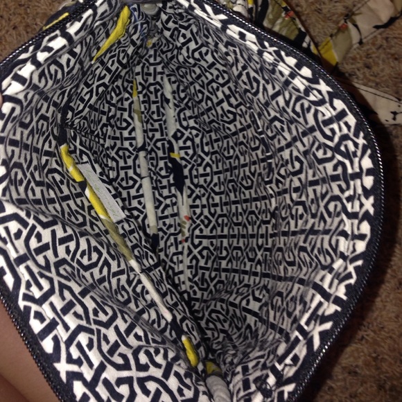 VERA BRADLEY CROSS BODY PURSE (like new) - Picture 3 of 3