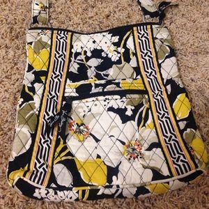 VERA BRADLEY CROSS BODY PURSE (like new)
