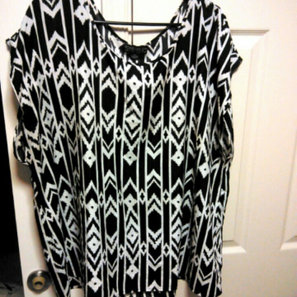 Forever 21 Tops - (PLUS SIZE) ☀️Flattering Dress Shirt ☀️