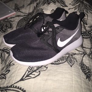 black and white rosches