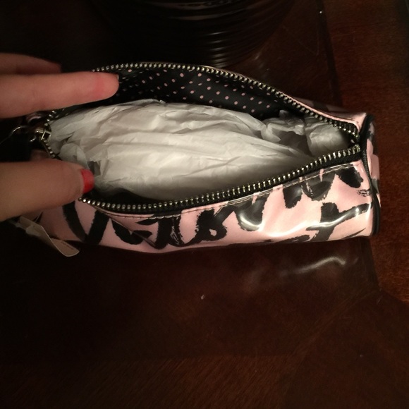 🌹 1 day Sale 🌹Victoria secret makeup bag👧 - Picture 2 of 3