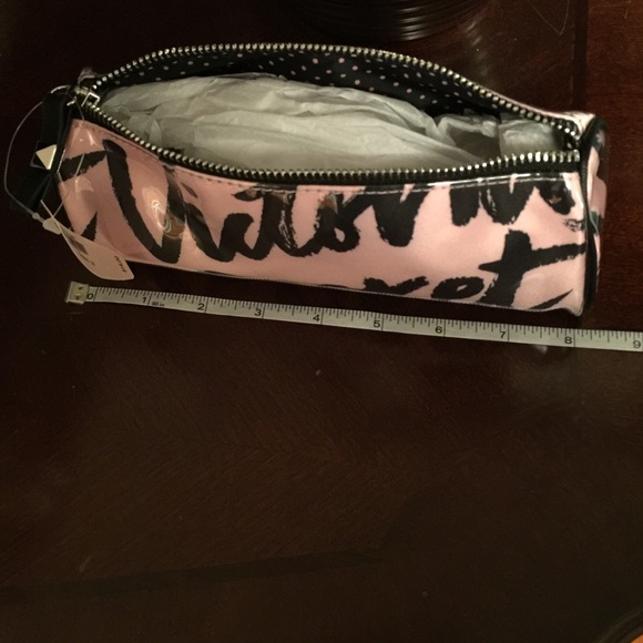 🌹 1 day Sale 🌹Victoria secret makeup bag👧 - Picture 3 of 3