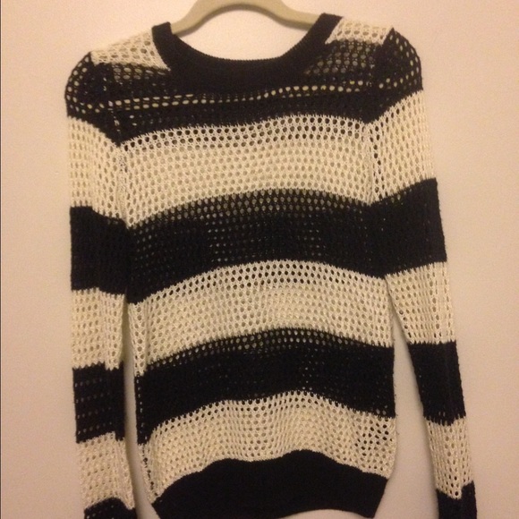 A black and white sweater - Picture 1 of 2
