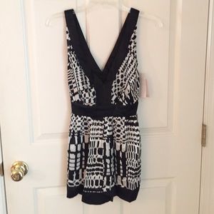 eci New York black and white geometric tunic top