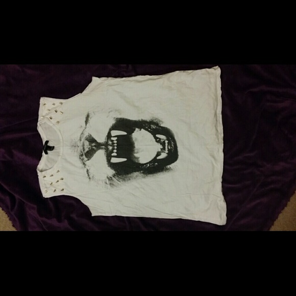 Lion face tank with studs. - Picture 1 of 1