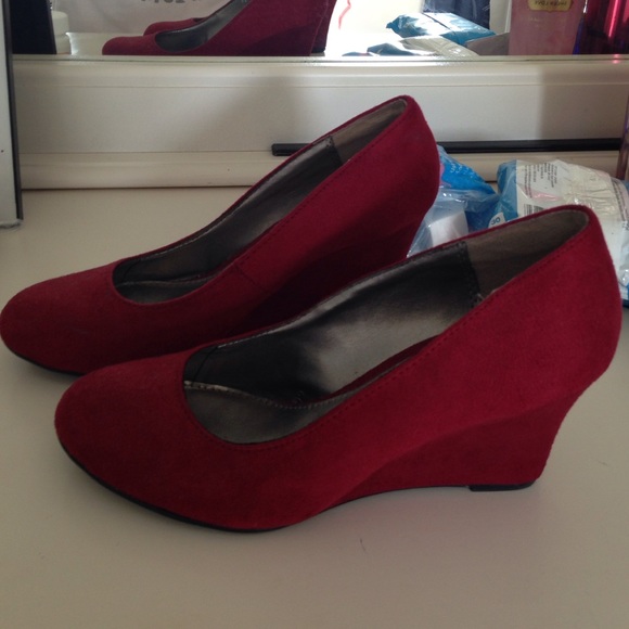 Red suede Dexter wedges size 8, worn twice