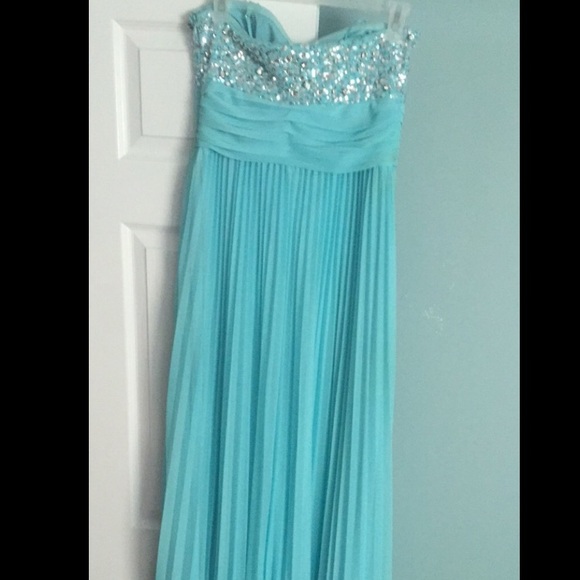 Dress - Picture 3 of 4