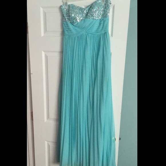 Dress - Picture 4 of 4