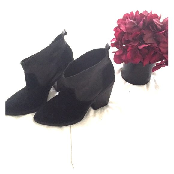 Top shop blk sz 39 faux leather and suede booties
