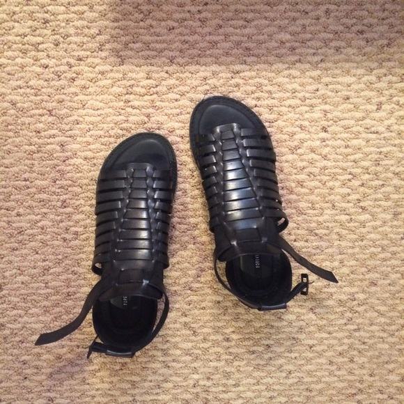 NEW: F21 Black Sandal - Picture 1 of 4