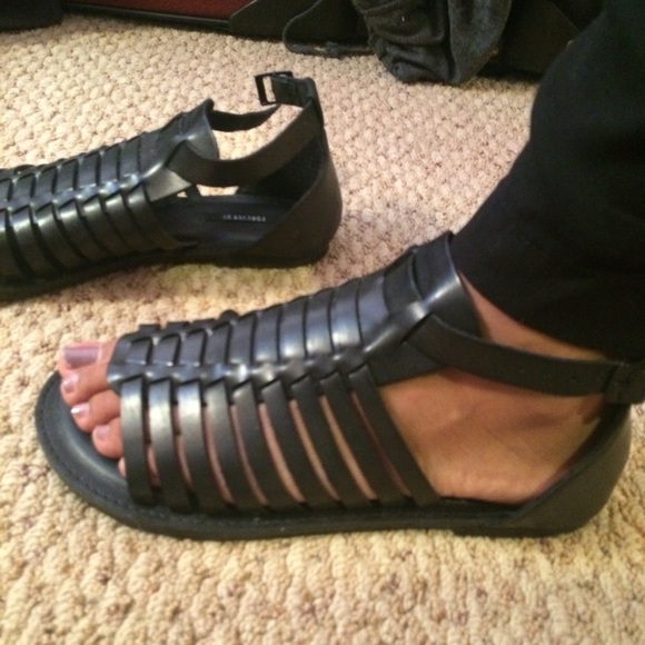 NEW: F21 Black Sandal - Picture 2 of 4