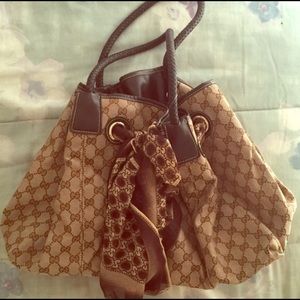 NWT. Large Gucci hand bag with scarf enclosure