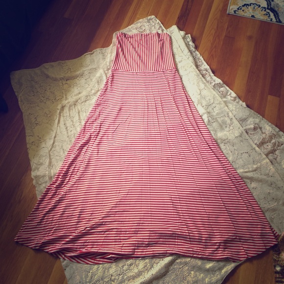 Strapless, red stripe Versatel dress