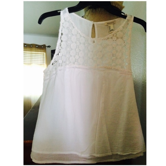 Forever 21 Tops - 🔴SALE🔴 Forever 21 Woven Crochet Sleeveless Top