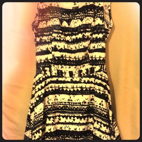 Jessica Simpson black and white dress