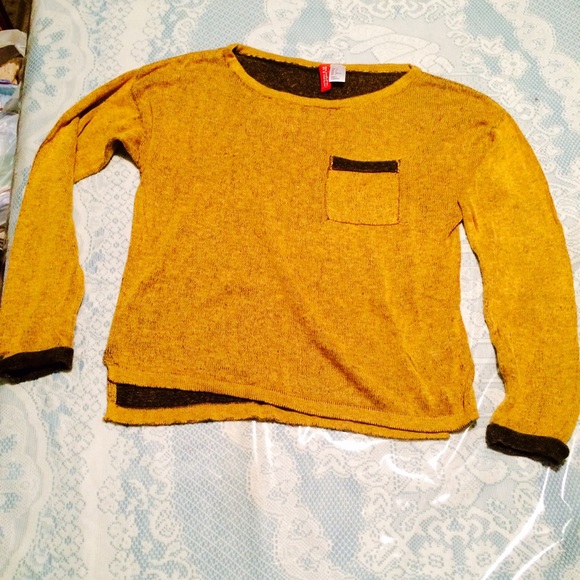 Gently used DIVIDED long sleeve top from H&M
