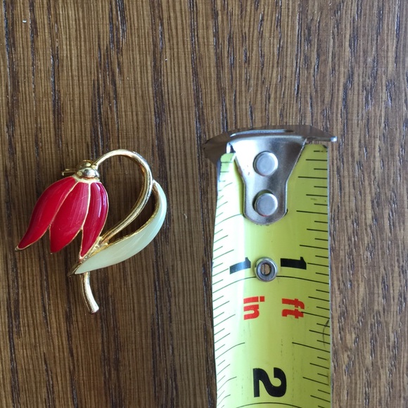 SOLD Vintage floral red and cream brooch, small - Picture 3 of 4