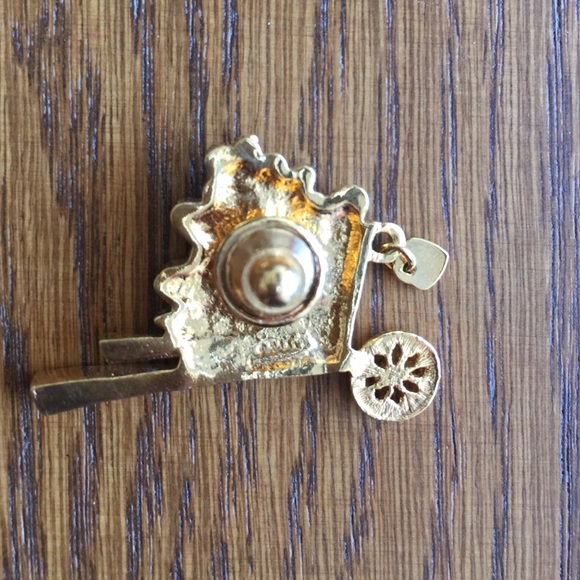 SOLD 🎀Host Pick 12/4🎀 Vintage barrel of hearts brooch - Picture 2 of 4