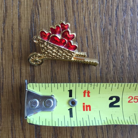 SOLD 🎀Host Pick 12/4🎀 Vintage barrel of hearts brooch - Picture 3 of 4