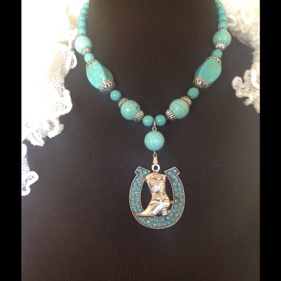 Boot &horseshoe necklace so pretty - Picture 2 of 3