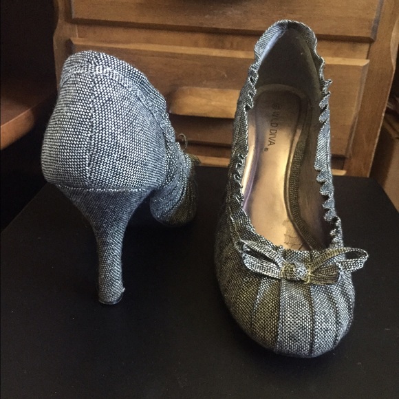Grey pumps