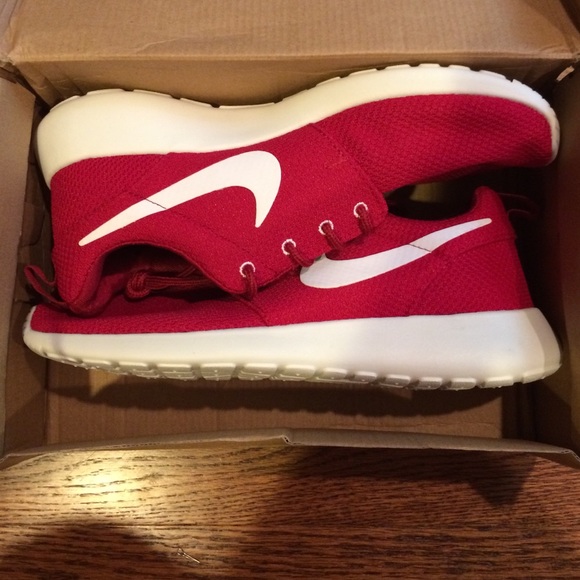 Men's Nike Roshe shoes, red