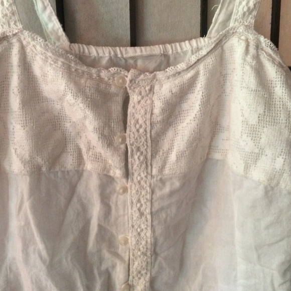 White blouse - Picture 2 of 3