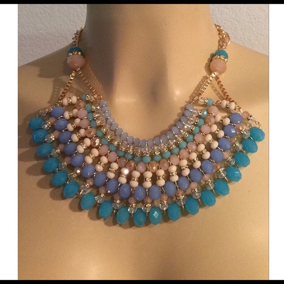 LOVELY STATEMENT NECLACE