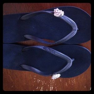 Brand new flip flops w heart charms
