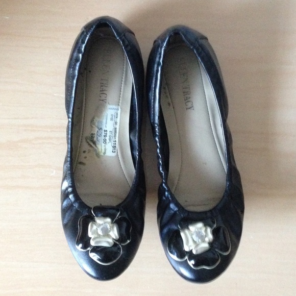 Ellen Tracy Leather Flower Flats